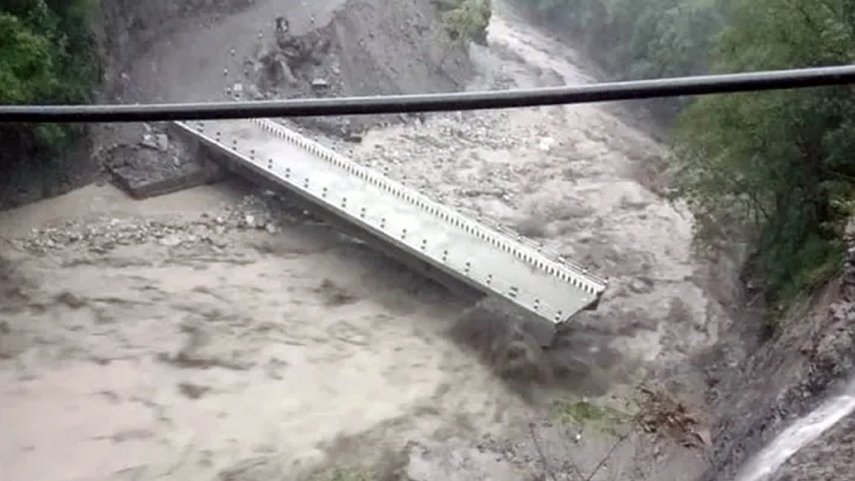 ताप्लेजुङमा बाढीले पुल बगायो, वर्षाले जनजीवन प्रभावित